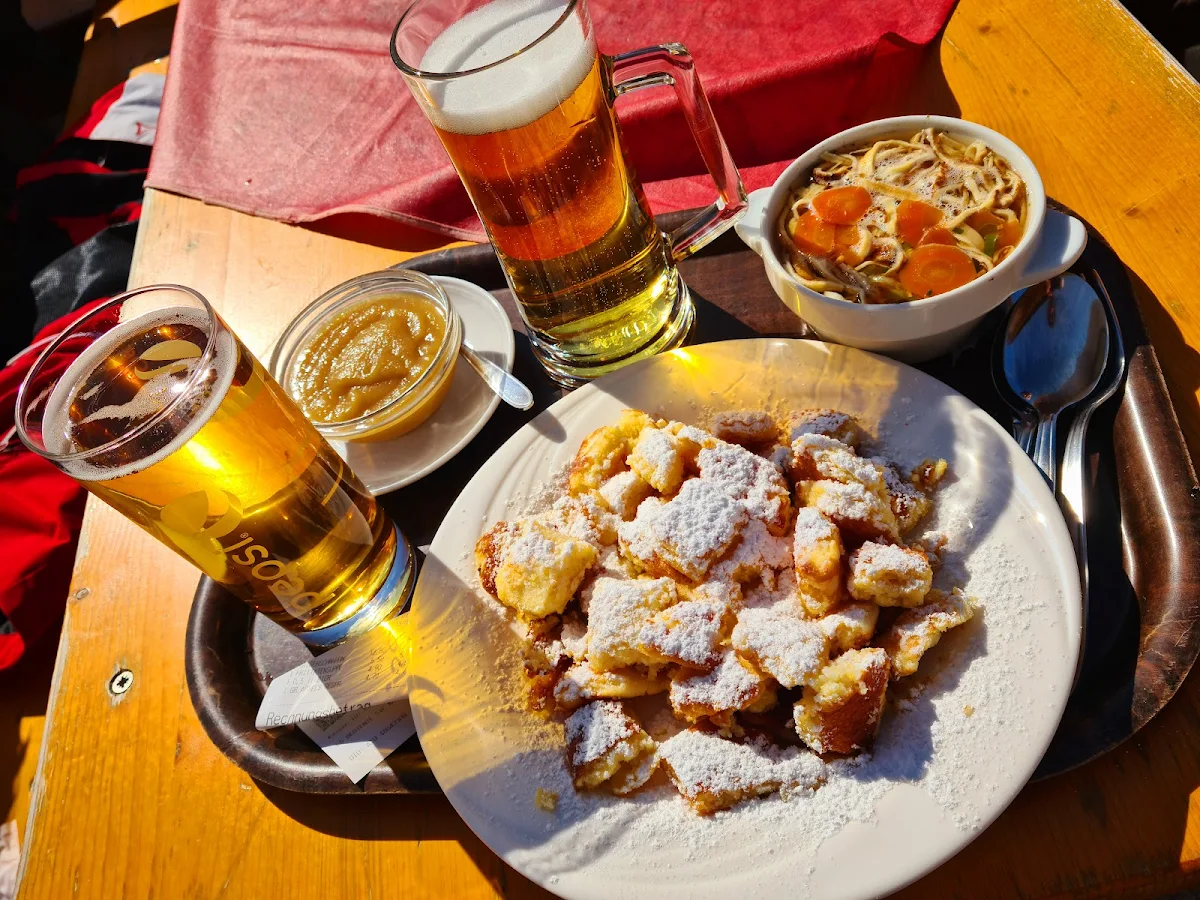 Kaiserschmarrn Fritattensuppe Radler Und Apfelsaft