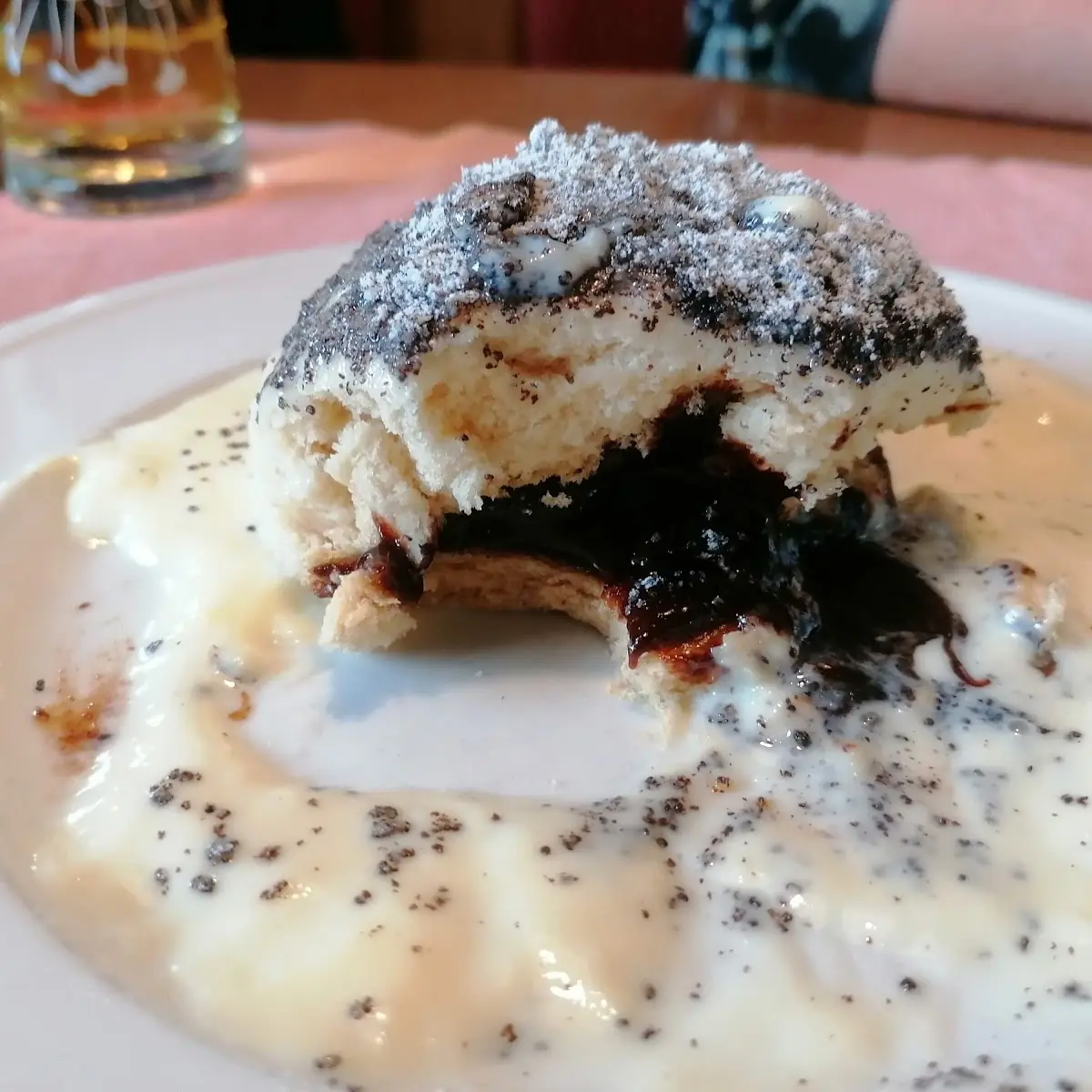 Angefressen Germknödel Mit Vanillesoße Und Mohn Foto Wulf-lngo Gilbert
