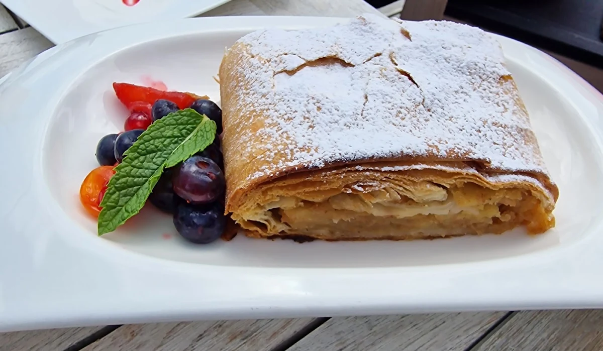 Apfelstrudel Mit Vanillesauce