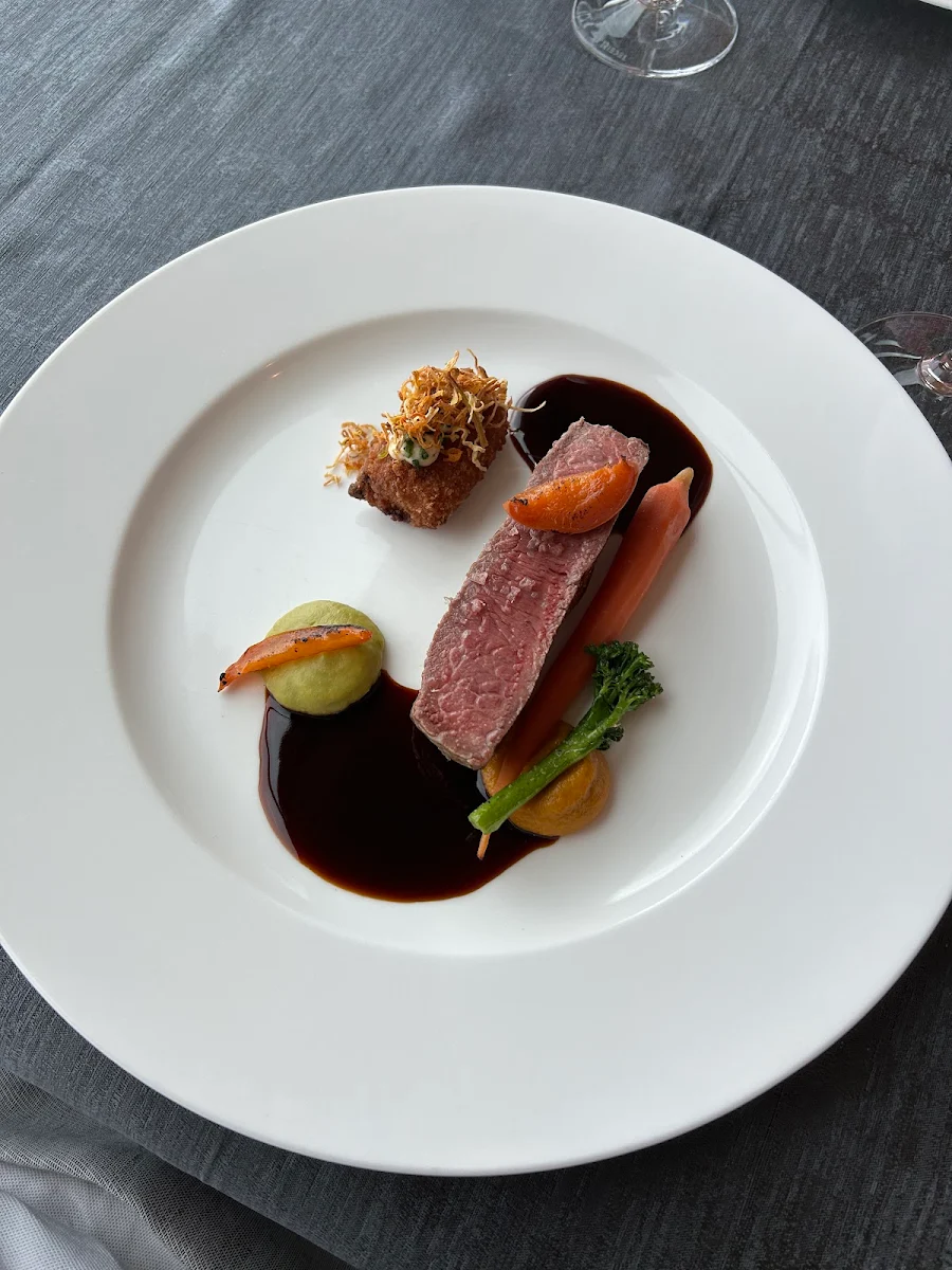 Steak Skvěle Připravený Doplněný Kouskem Hovězího Líčka A Kaší Z Hrášku