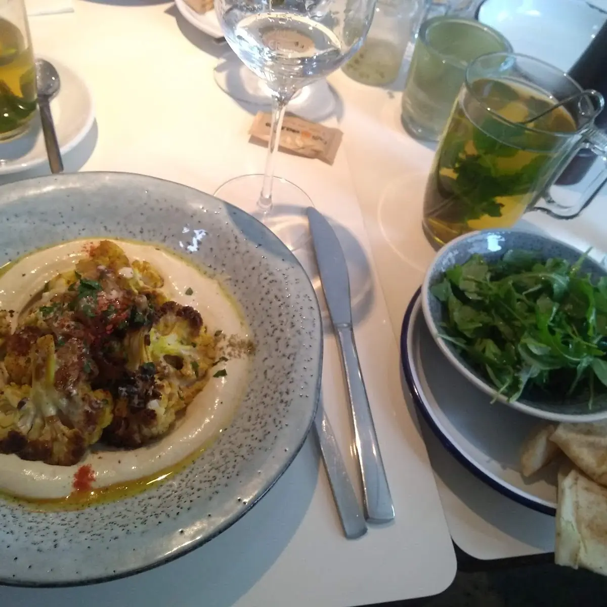 Hummus Mit Karfiol Und Chutney
