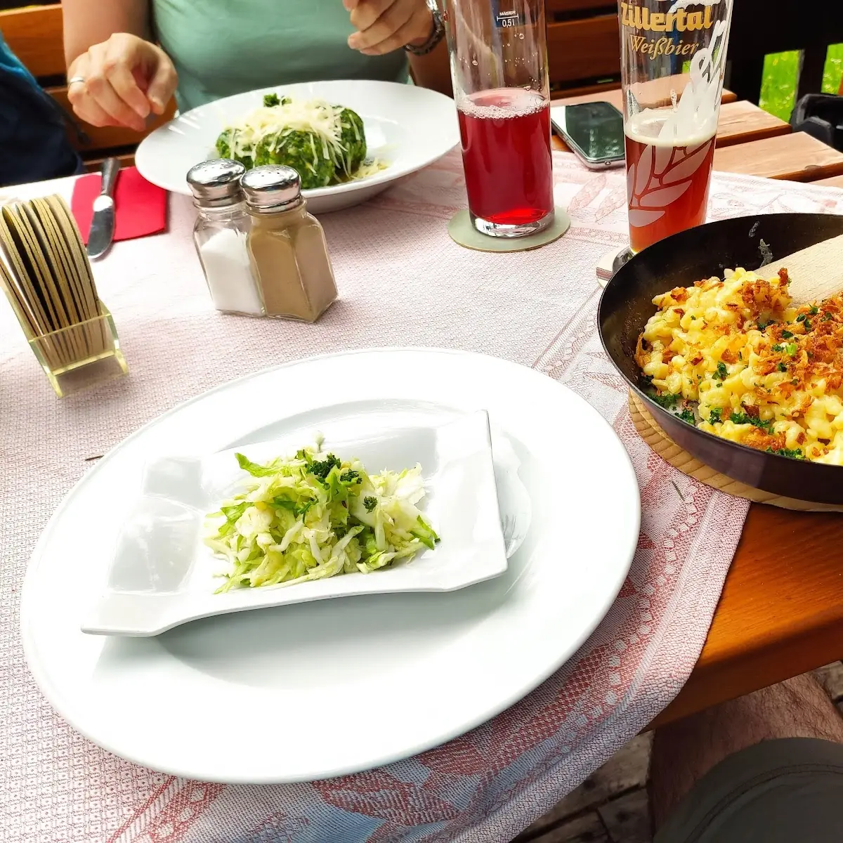 Kasspazeln Mit Ein Wenig Krautsalat