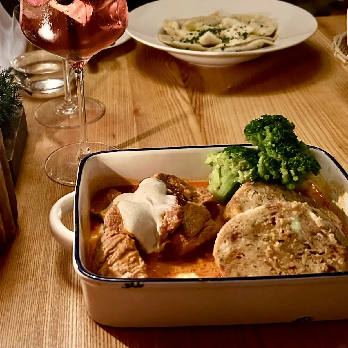 Kalbsrahm Gulasch Hintergrund Schlutzkrapfen