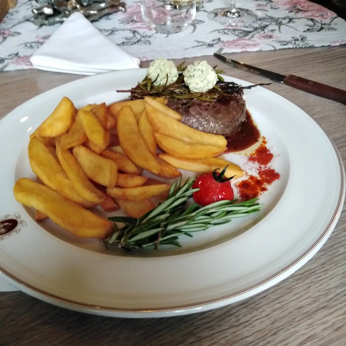 Steak Mit Kräuterbutter & Pommes