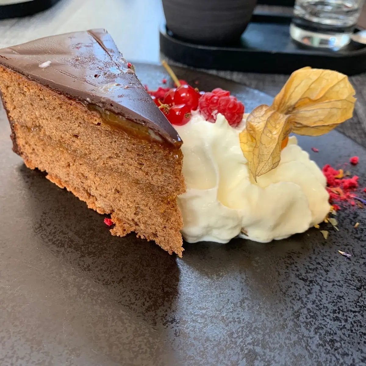 Hausgemachte Sachertorte Mit Schlag
