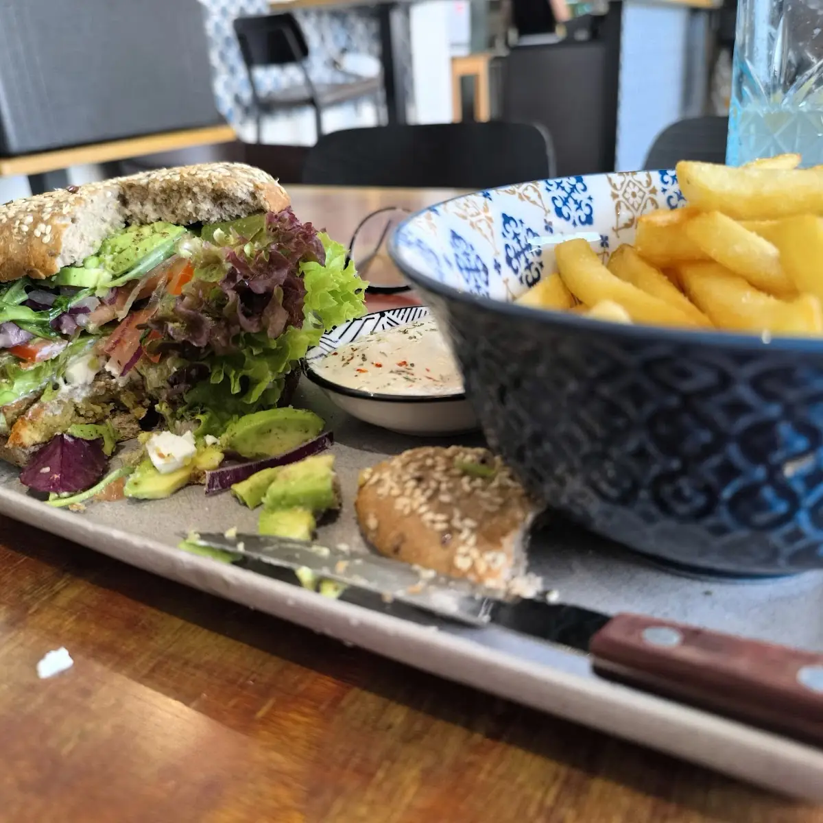 Veggieburger Mit Avocado Und Pommes