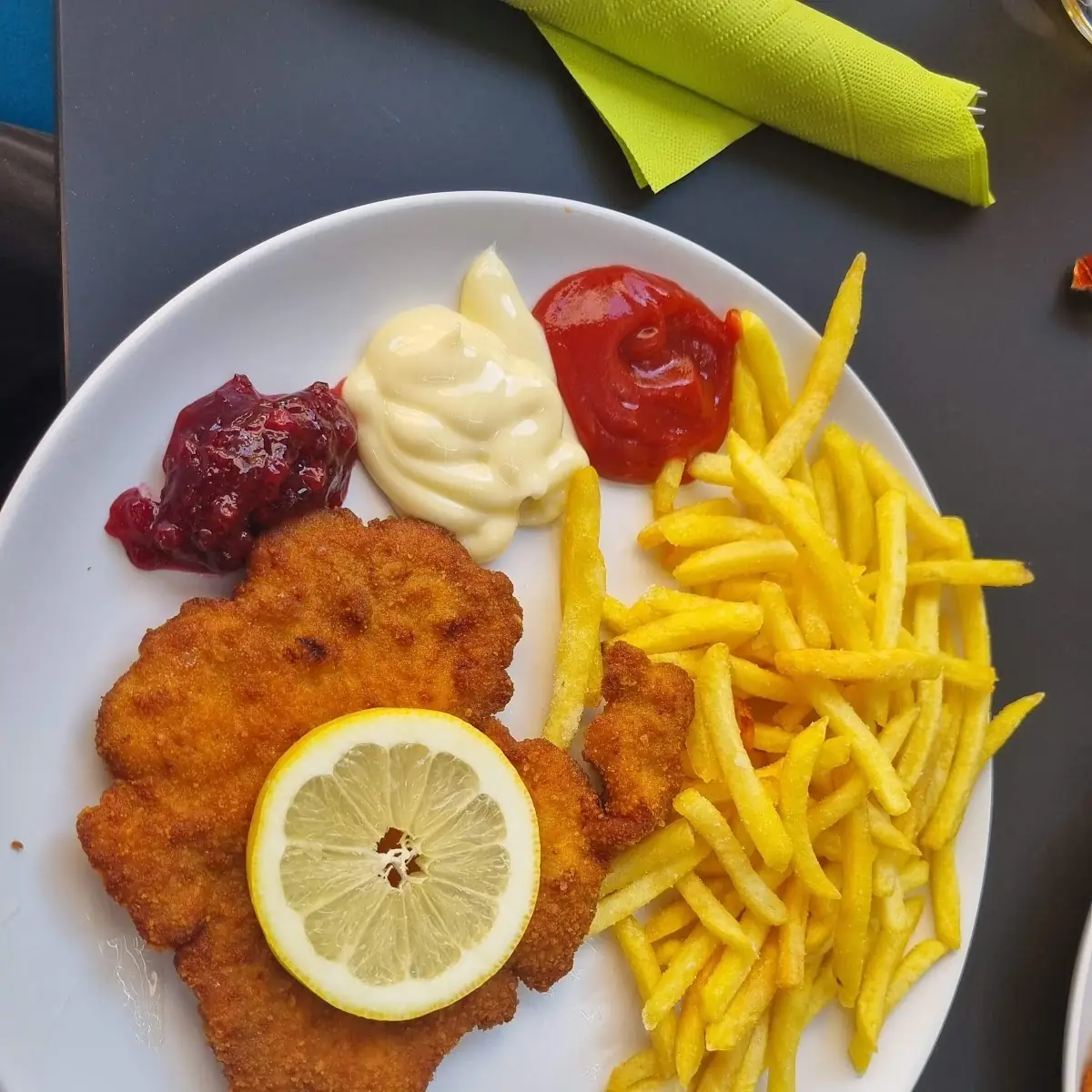 Schweineschnitzel Mit Pommes