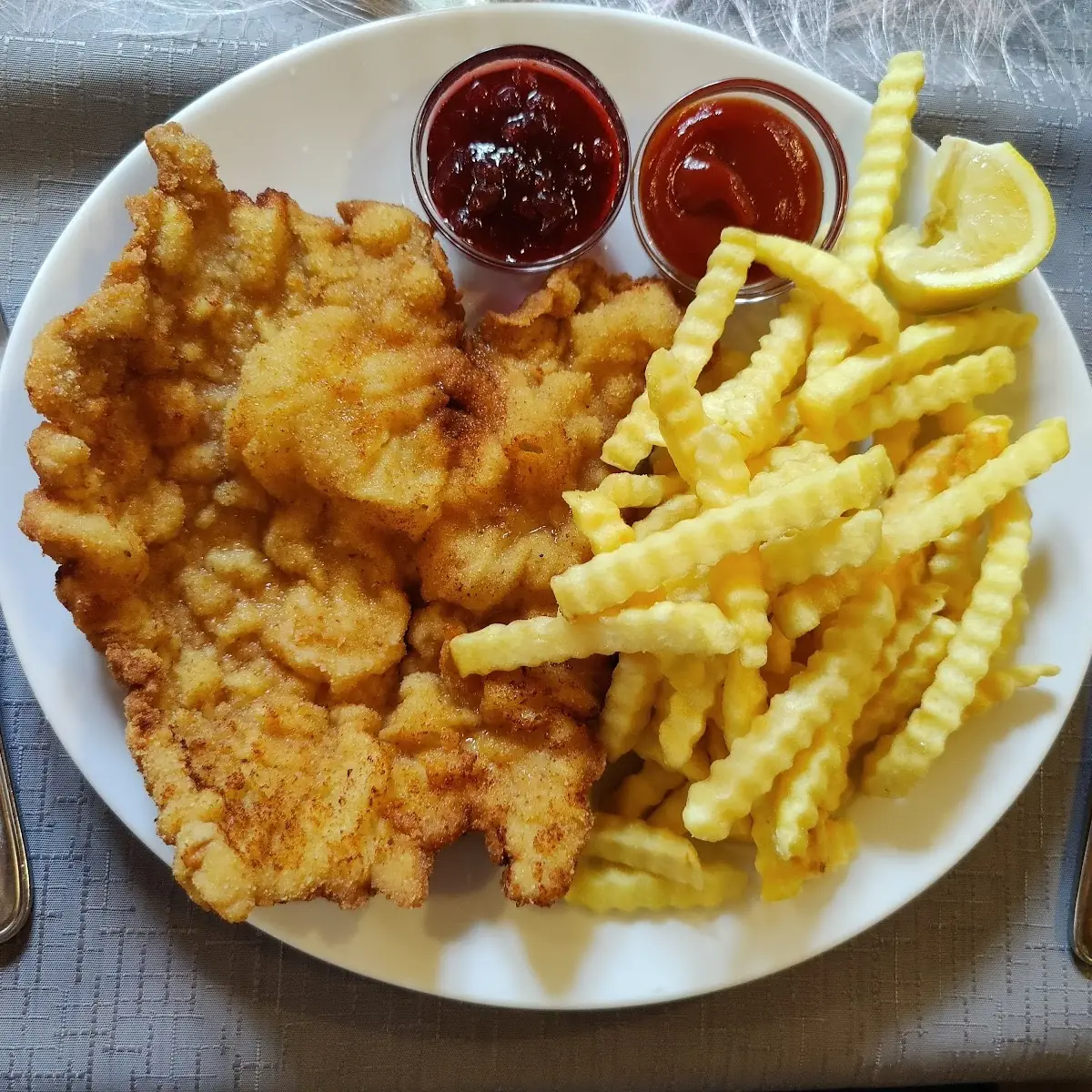 Wiener Schnitzel Mit Pommes