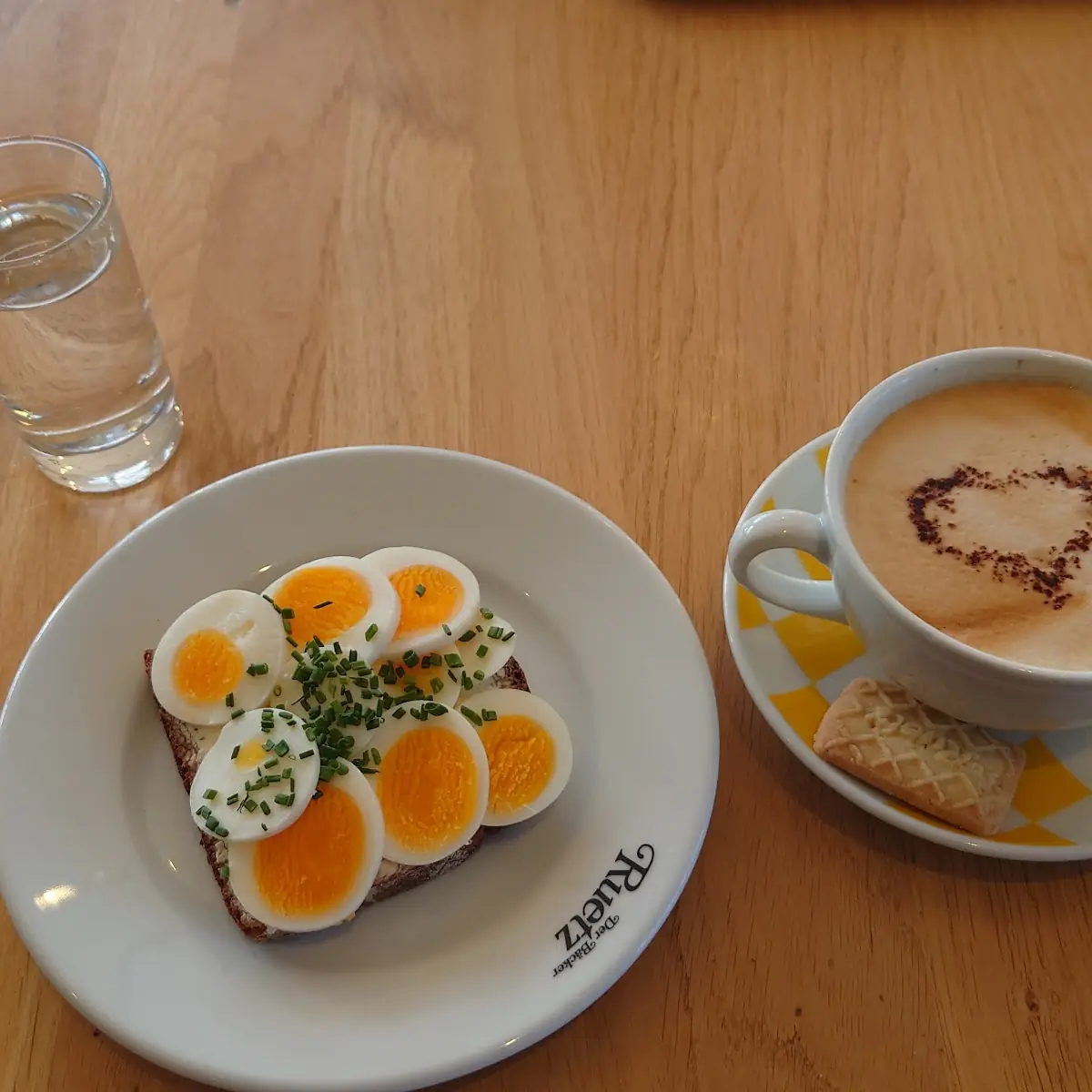 Ei Auf Roggenbrot Und Cappuccino