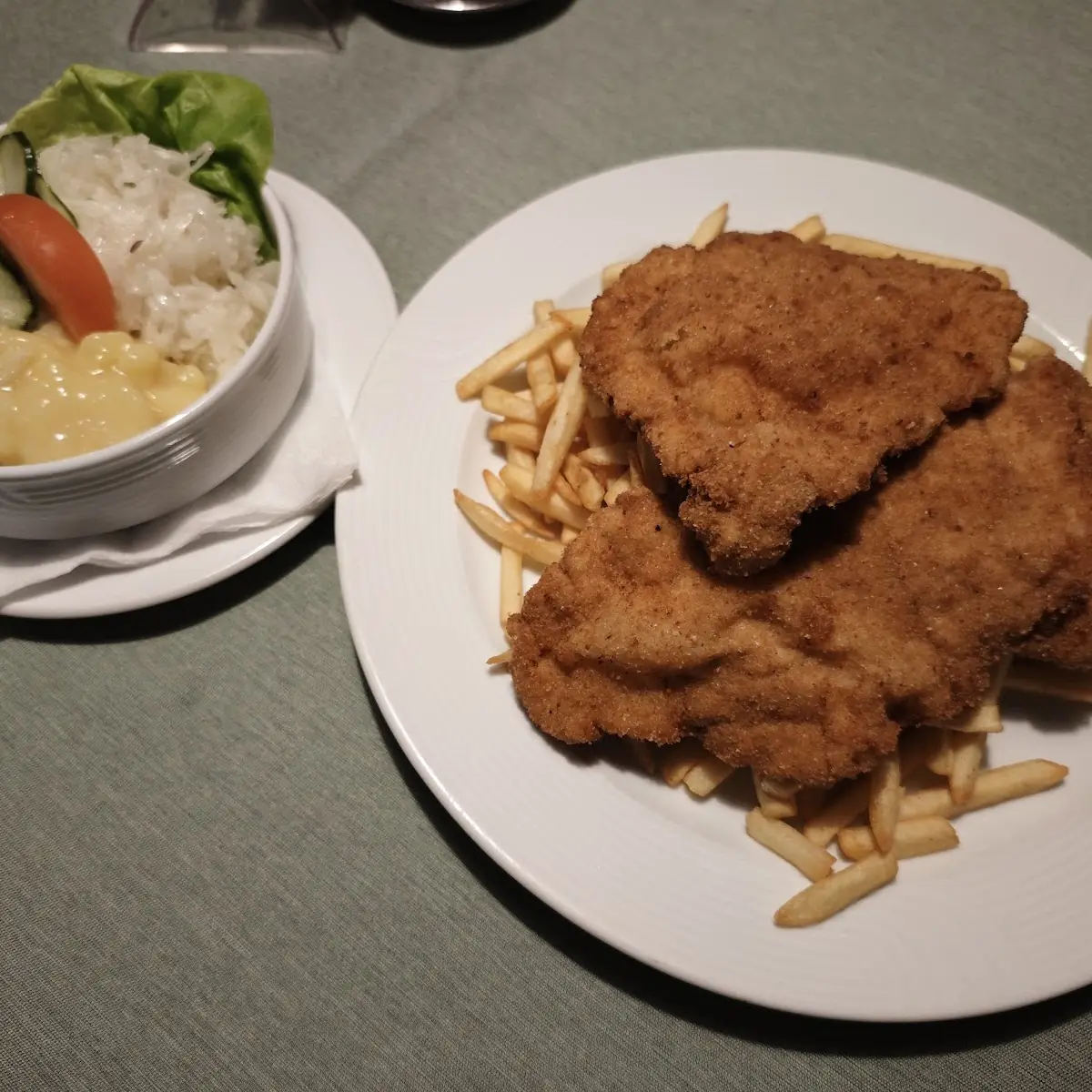Schweinsschnitzel Mit Pommes Und Gemischtem Salat