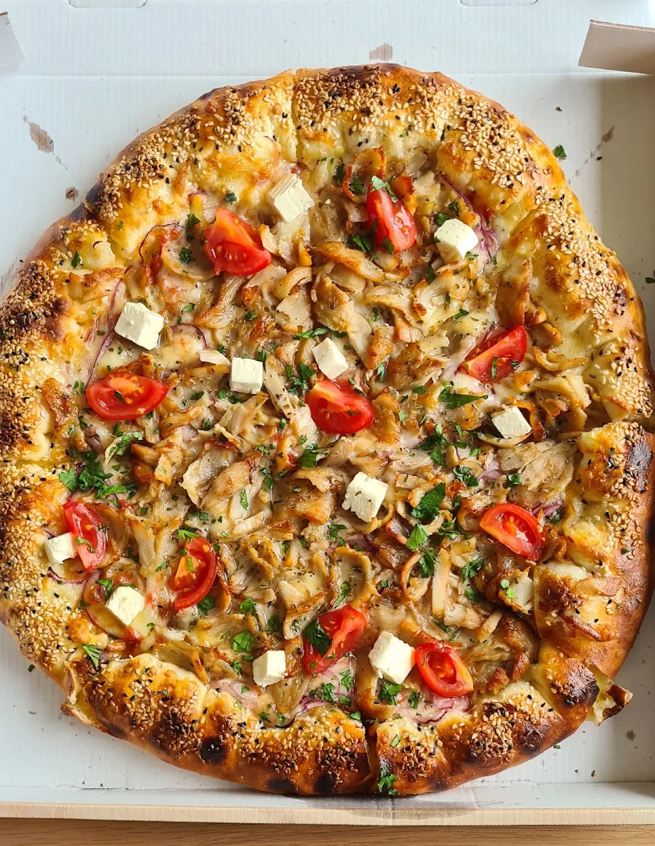Döner-pizza Mit Käse Im Rand