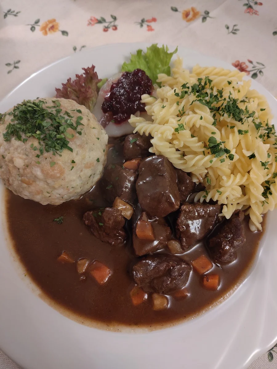 Wildragout Anstatt Mit Kroketten Mit Nudeln Hirsch-schulter