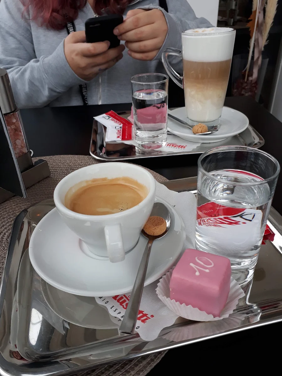 Verlängerter Schwarz Und Punschkrapferl