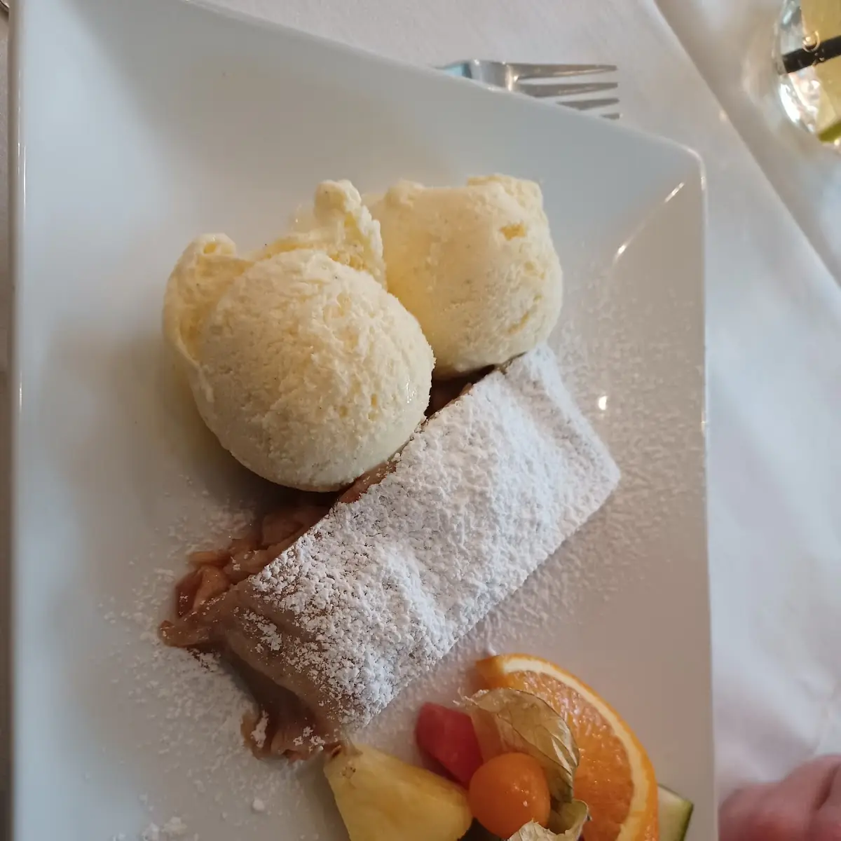 Apfelstrudel Mit Vanilleeis Und Obst