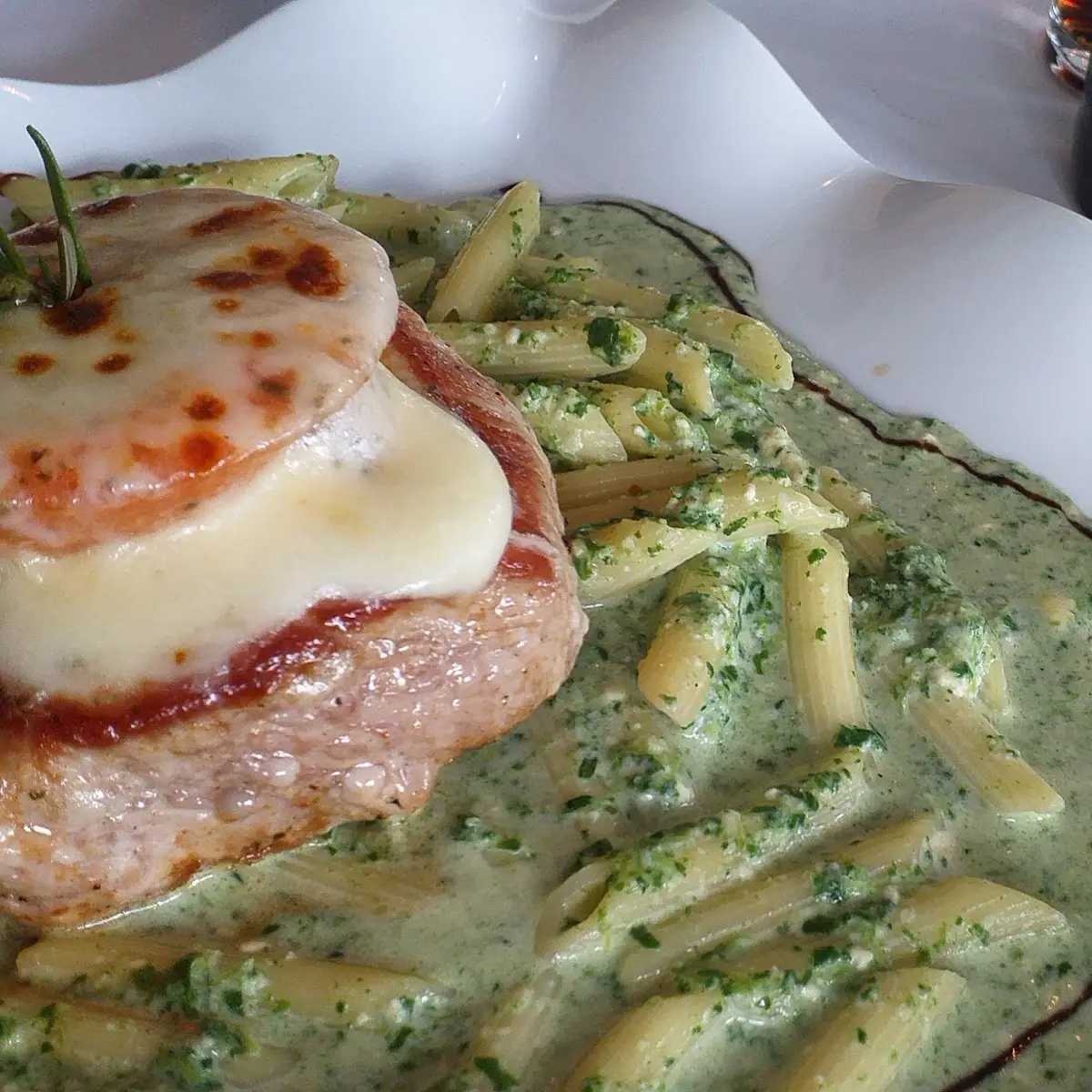 Steak Vom Jungschweinrücken Mit Penne Spinaci-gorgonzola