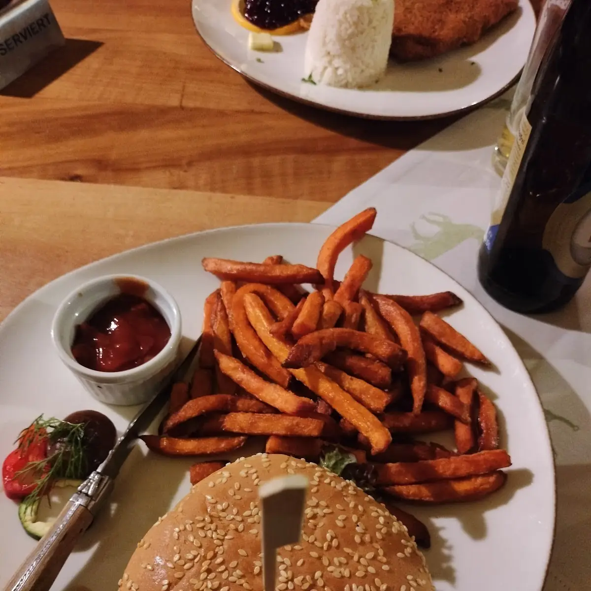 Bratlburger Mit Sweet Potato Fries