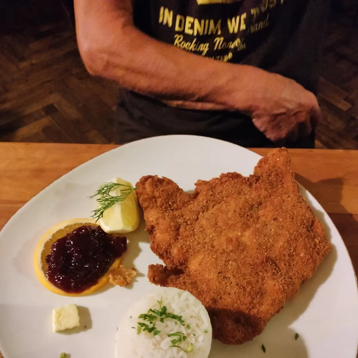 Goldbraun Gebackenes Wiener Schnitzel Vom Schwein