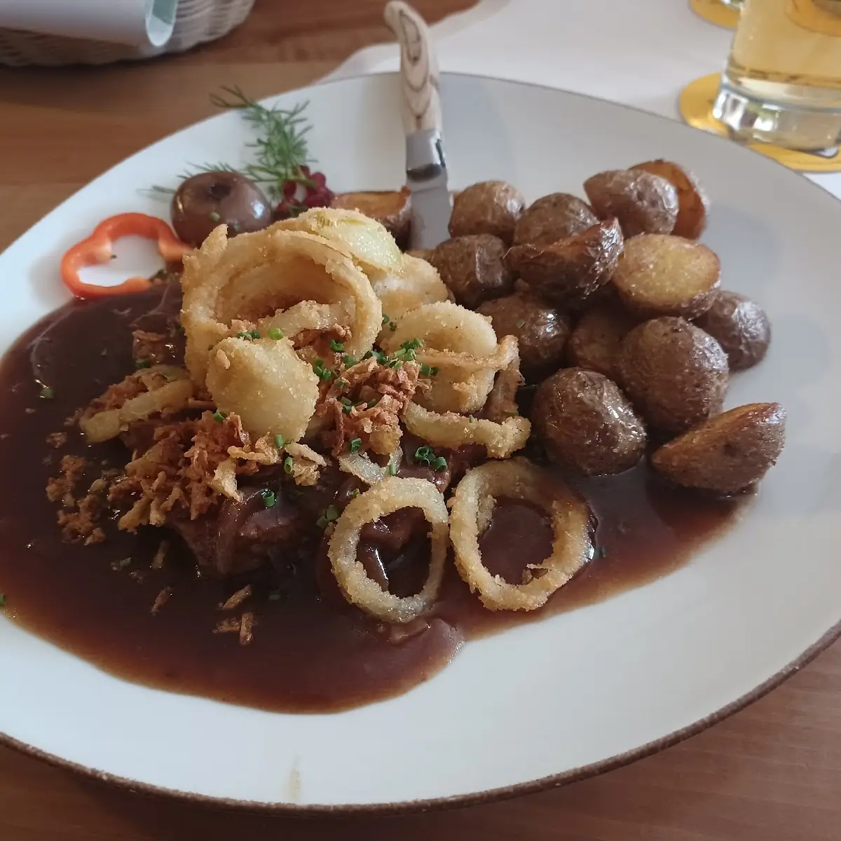 Zwiebelrostbraten Von Der Kalbin Mit Rosmarin-braterdäpfeln