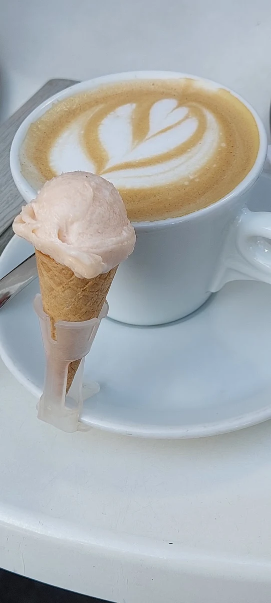 Cappuccino Und Als Beigabe Eine Kleine Kugel Leckeres Eis