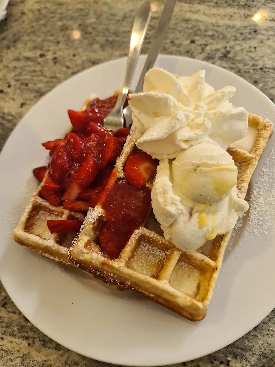 Waffel Mit Sahne Eis Und Erdbeeren