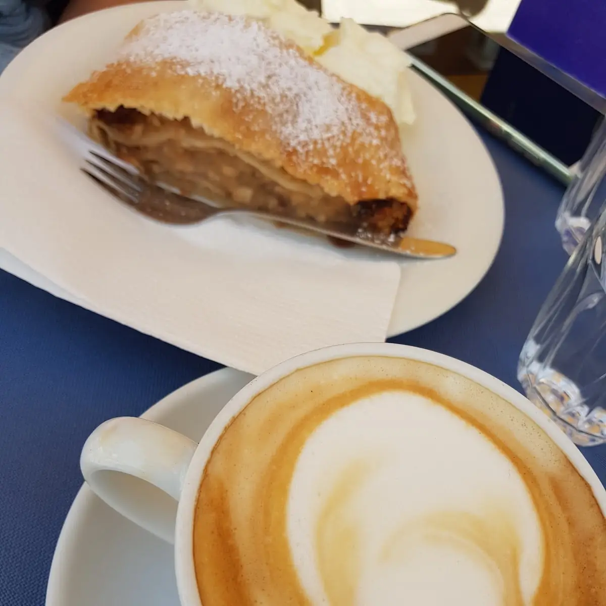 Apfelstrudel Mit Kaffe
