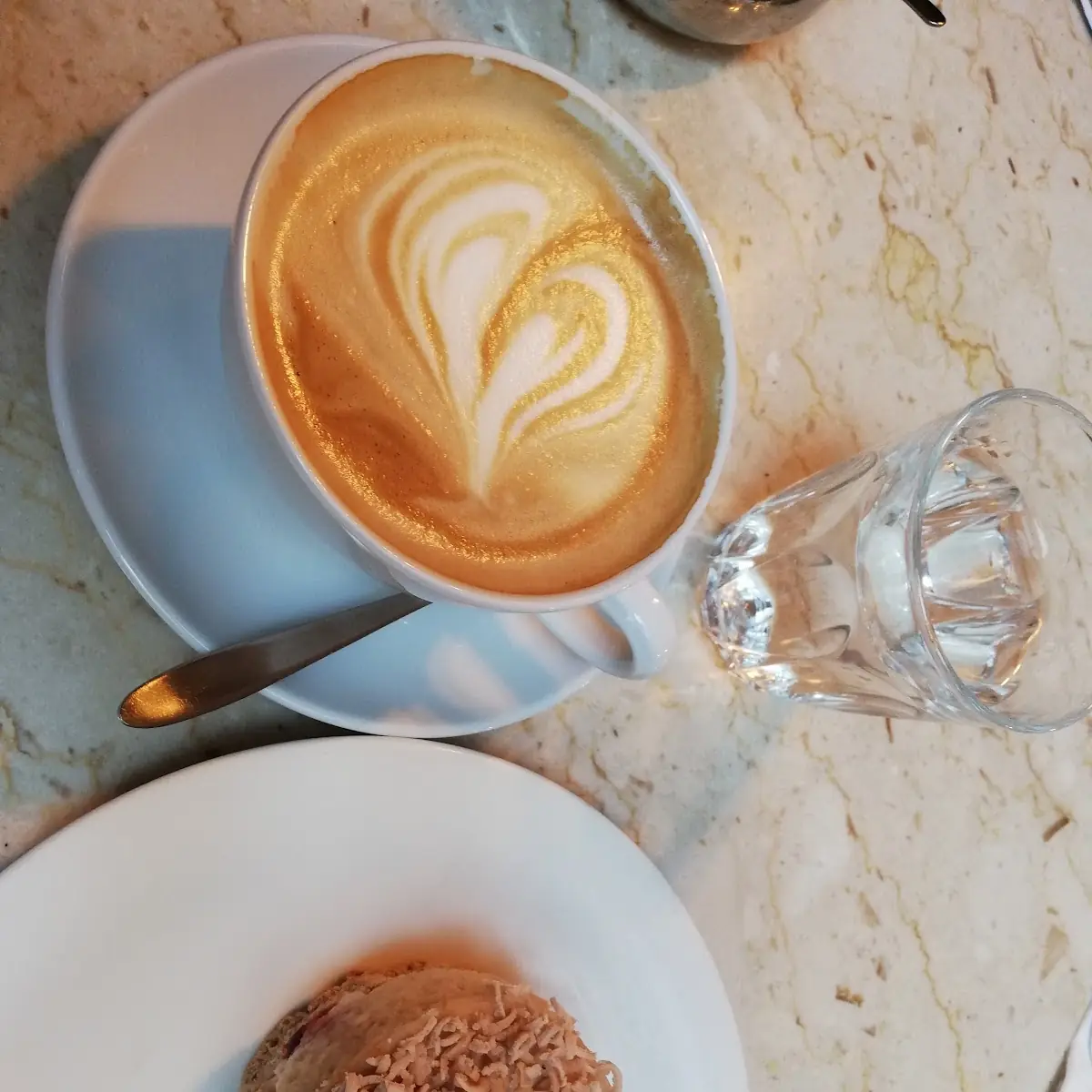 Capucino Mit Maronenkuchen