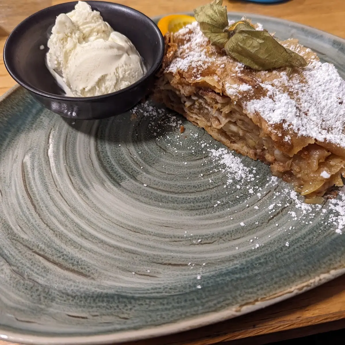 Apfelstrudel Mit Vanilleeis