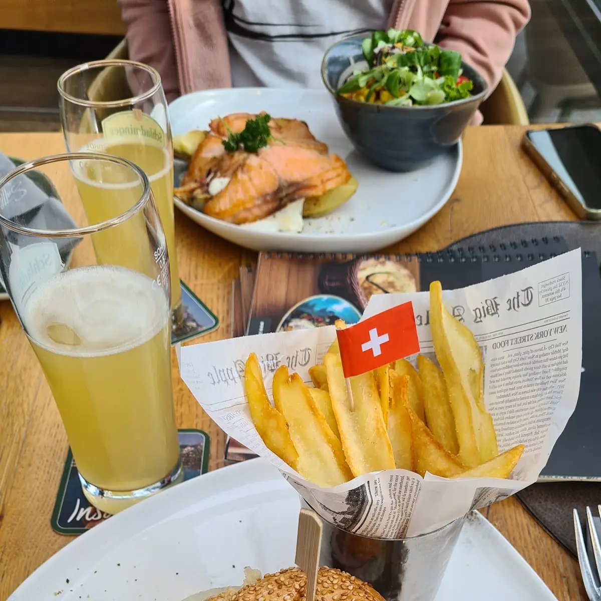 Cheeseburger Mit Pommes