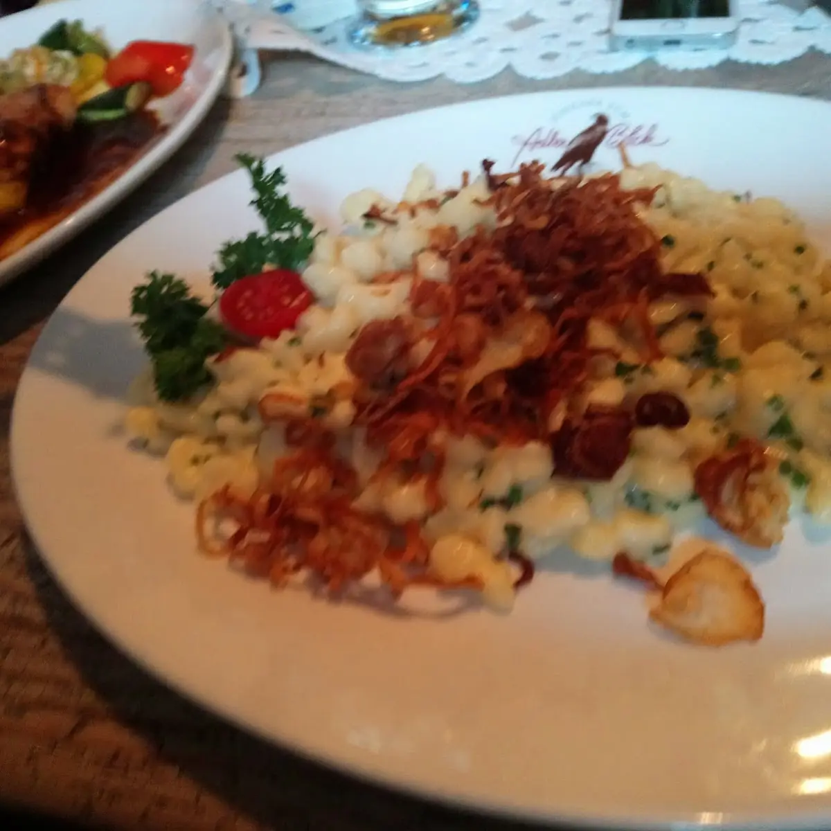 Kaiserschmarrn Käsespätzle Und Salat Graukäsesuppe Suppe Mit Backerbsen Jausenbrettl