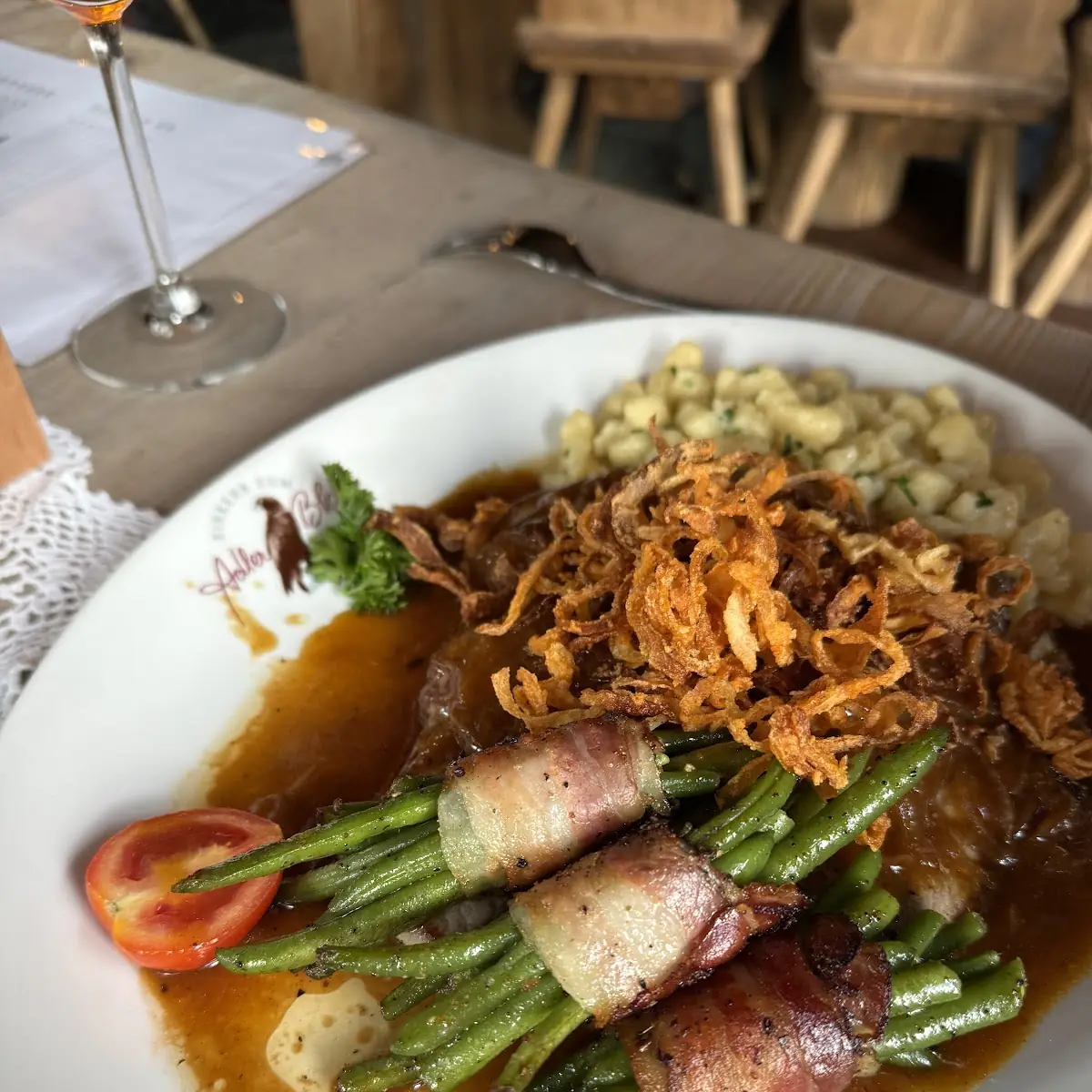 Zwiebelrostbraten Mit Butterspätzle Und Bohnen
