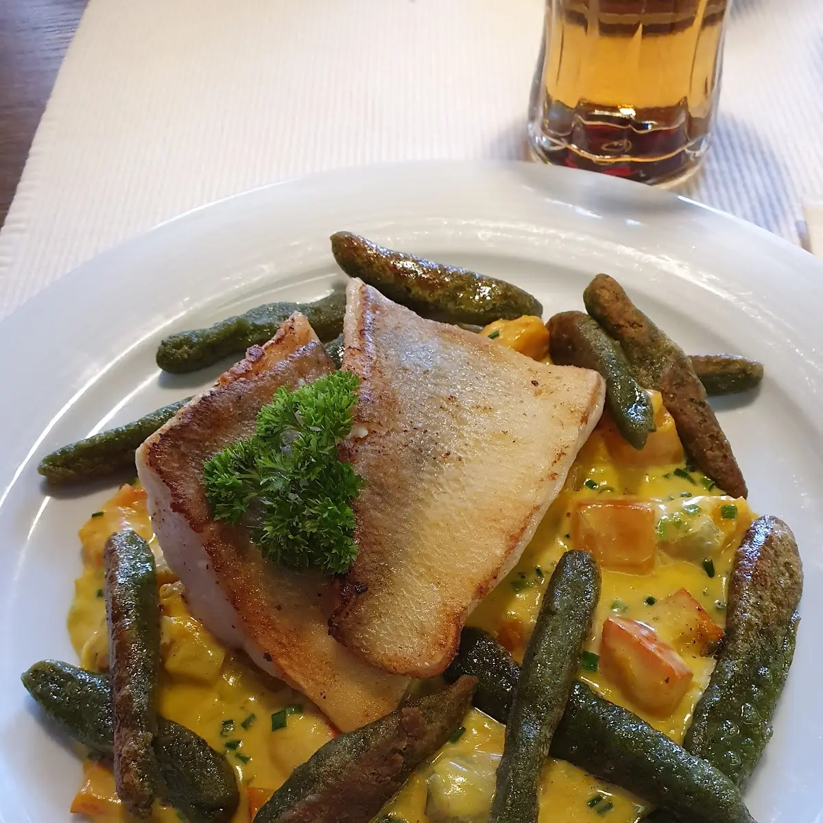Gebratener Fisch Auf Kürbisragout Mit Schwarzen Schupfnudeln