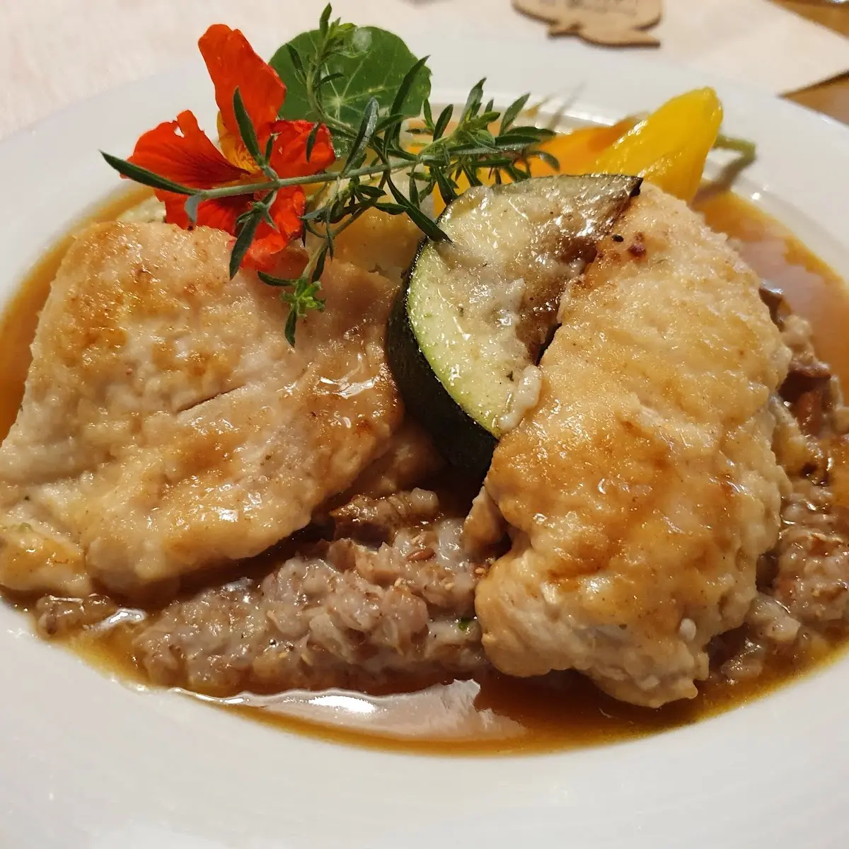 Mit Kräutern Gefülltes Hühnerfilet Auf Eierschwammerlrisotto Mit Frischem Marktgemüse