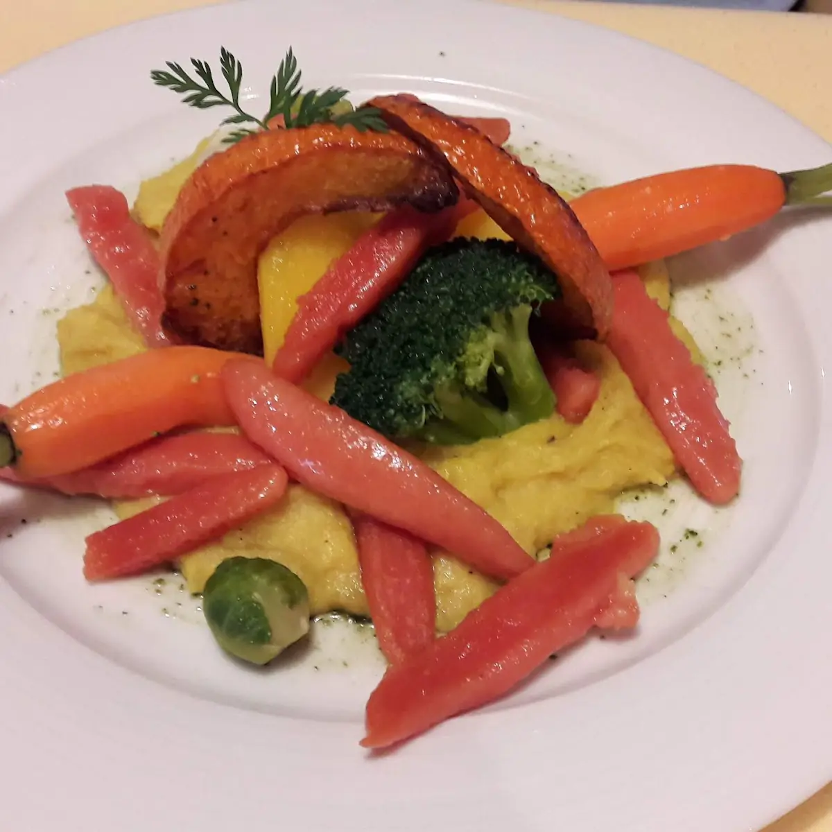 Mit Rübensaft Gefärbte Schupfnudeln Auf Kartoffelpüree Mit Gedünsteten Möhren
