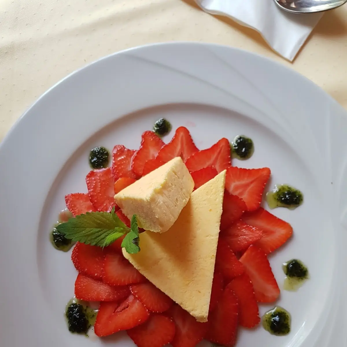 Mocca Parfait Auf Erdbeerbett Mit Minzpesto