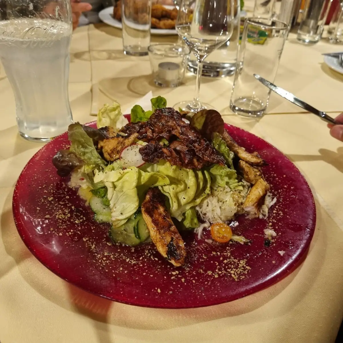 Salatteller Mit Hähnchenfiletstreifen