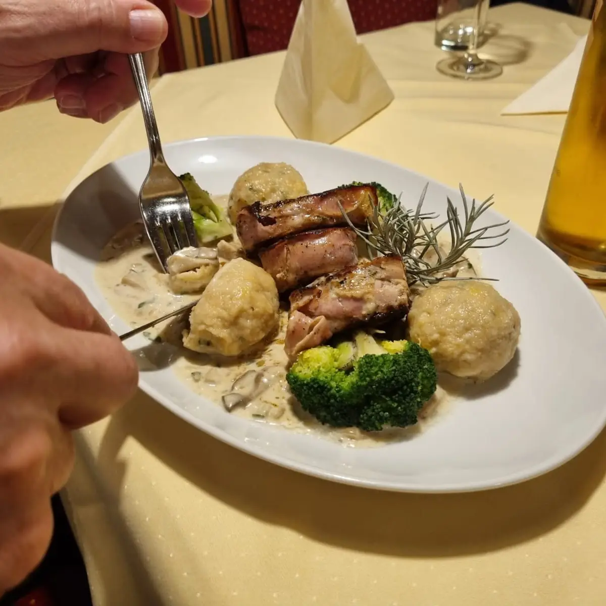 Schweinefilet Im Speck Mantel Steinpilze Soße Und Semmelknödel