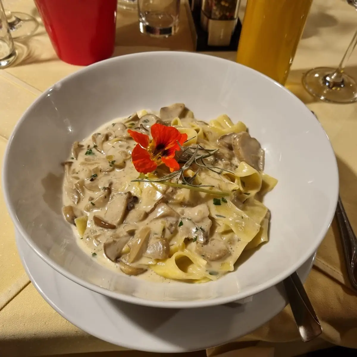Tagliatelle Mit Steinpilze-soße