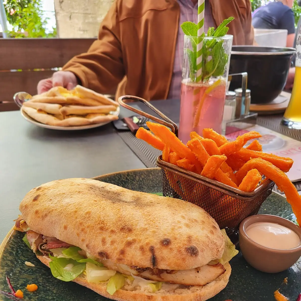 Teaksandwich Mit Süßkartoffel Pommes Fritess