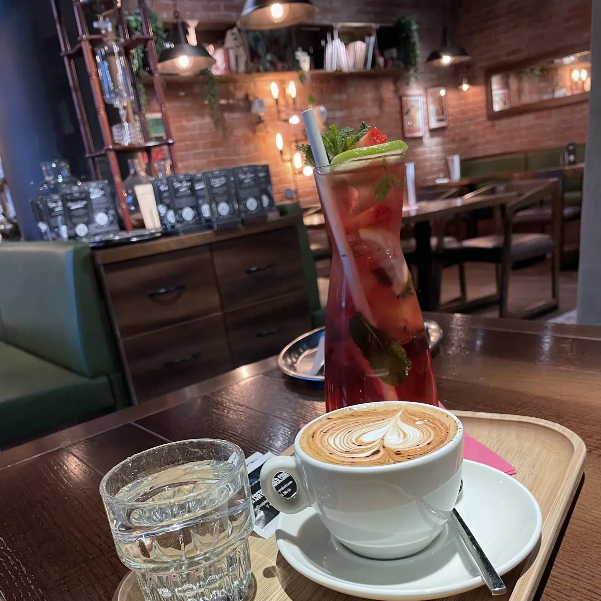 Cappuccino Und Hauslimonade