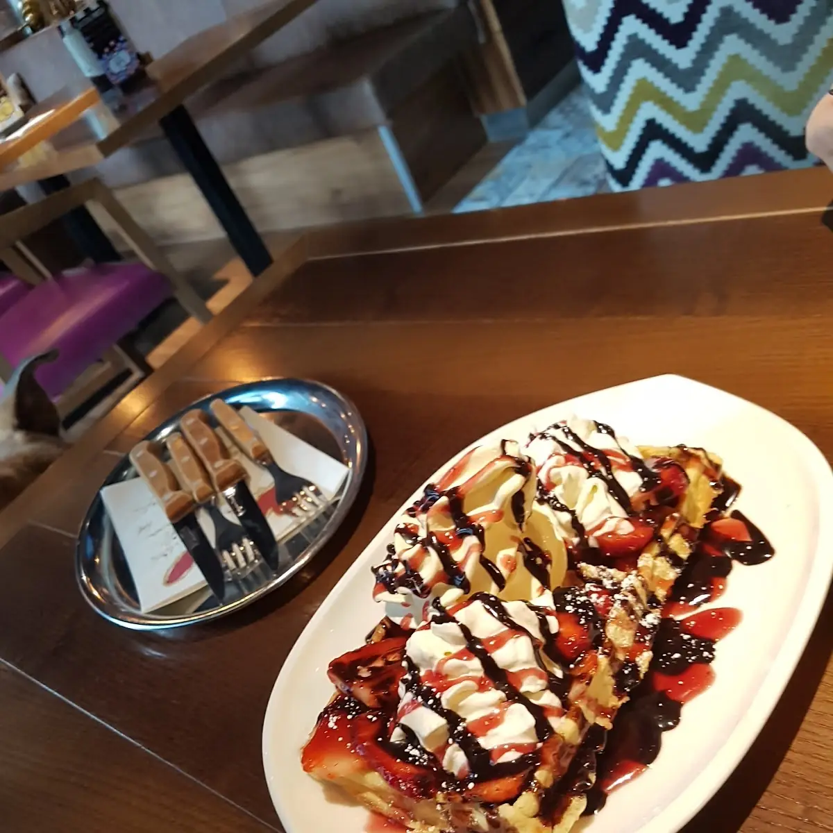 Waffel Mit Eis Und Erdbeeren