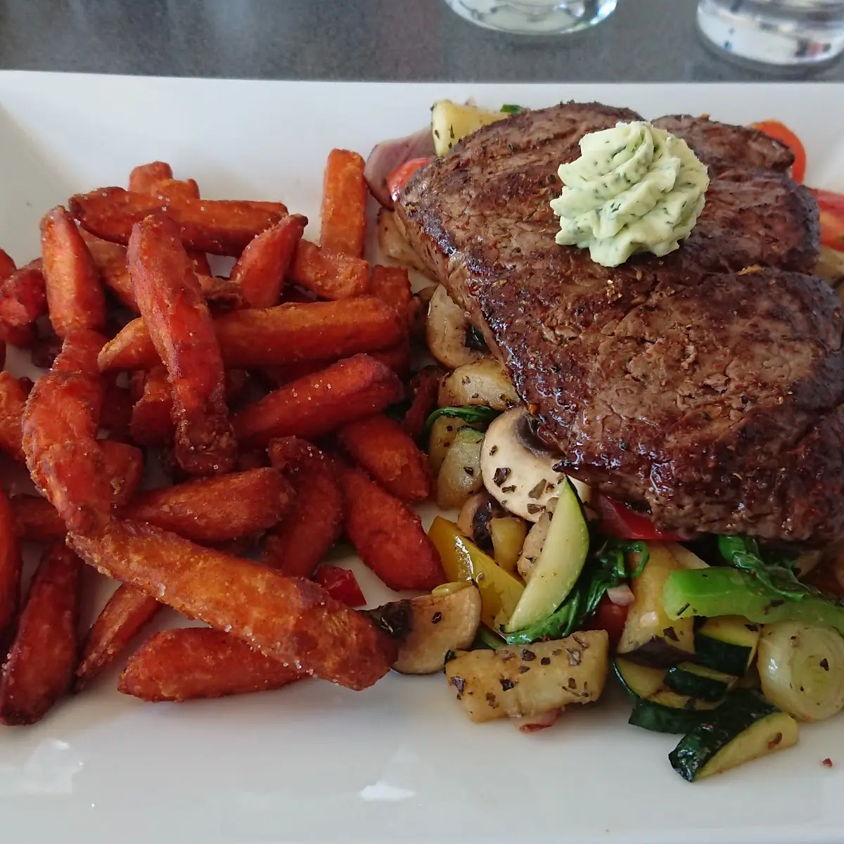 Filetsteak Mit Gegrilltem Gemüse Und Süßkartoffeln