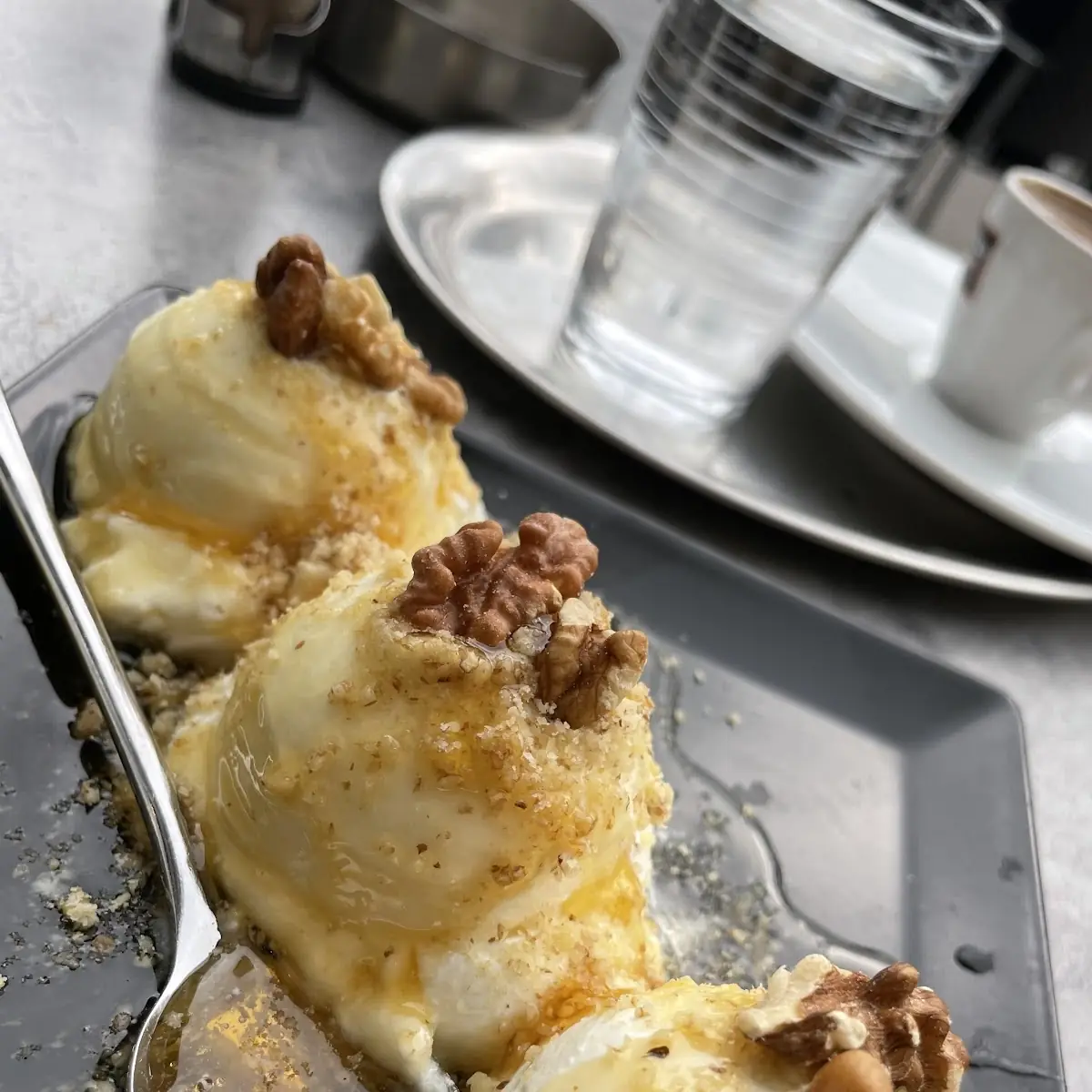 Griechischer Joghurt Mit Nüssen Und Honig