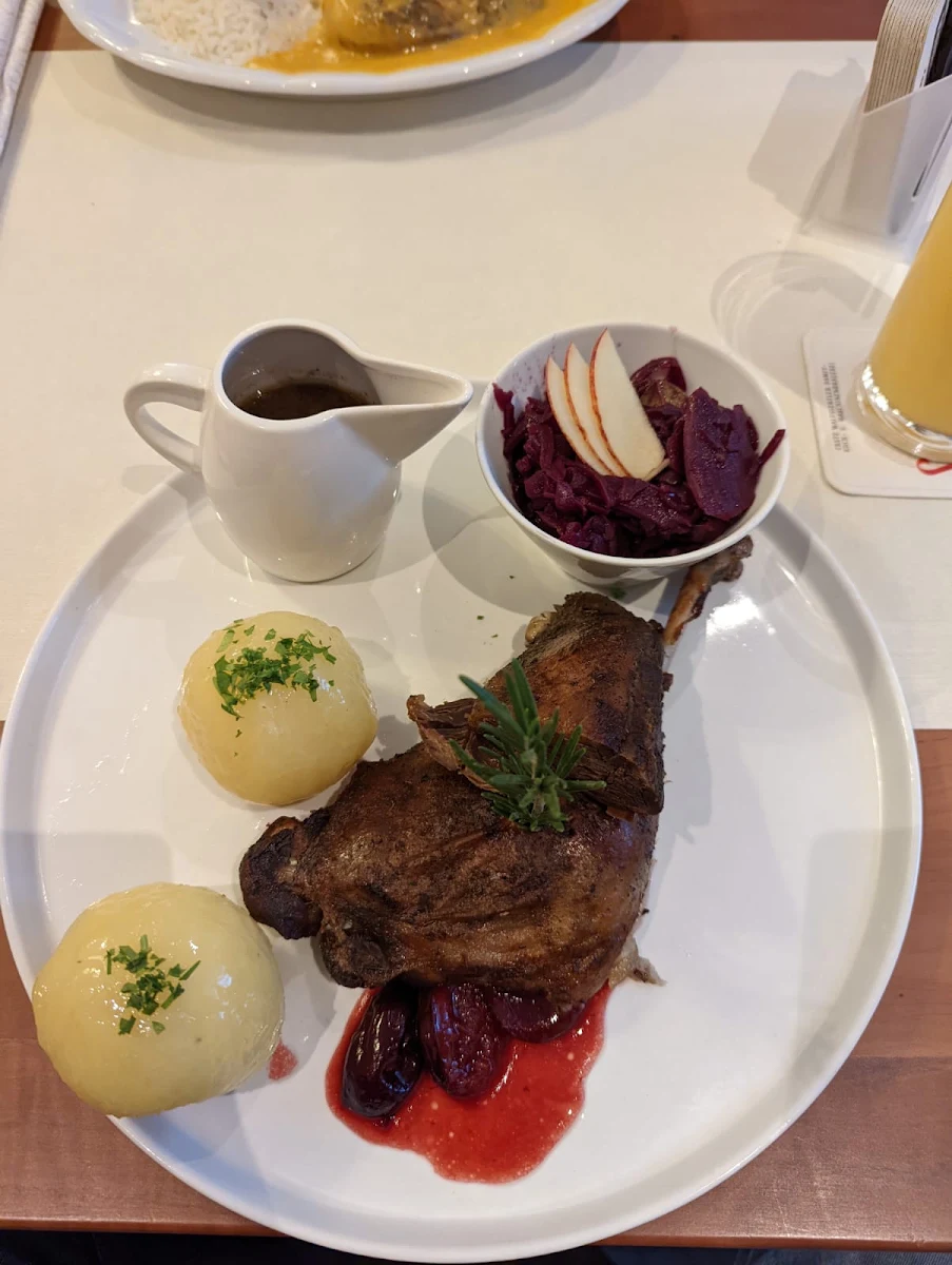 Gansl Mit Erdäpfelknödel Und Rotkraut