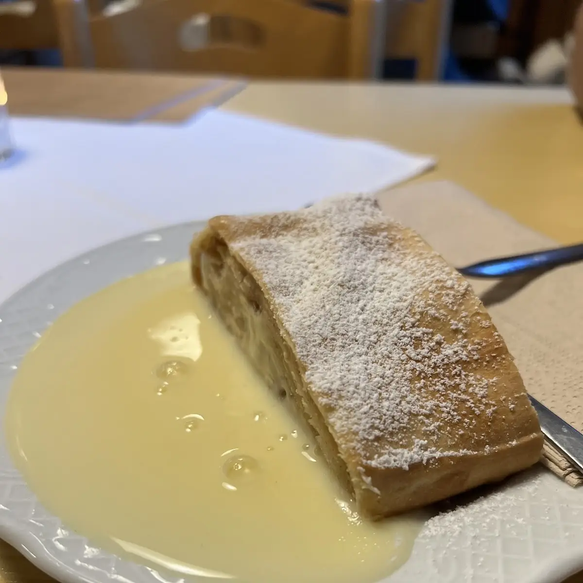 Apfelsturdel Mit Vanillesauce Oder Sahne