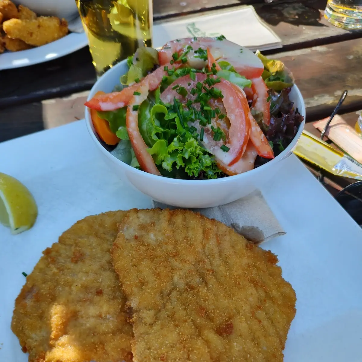 Schnitzel Paniert Mit Salat