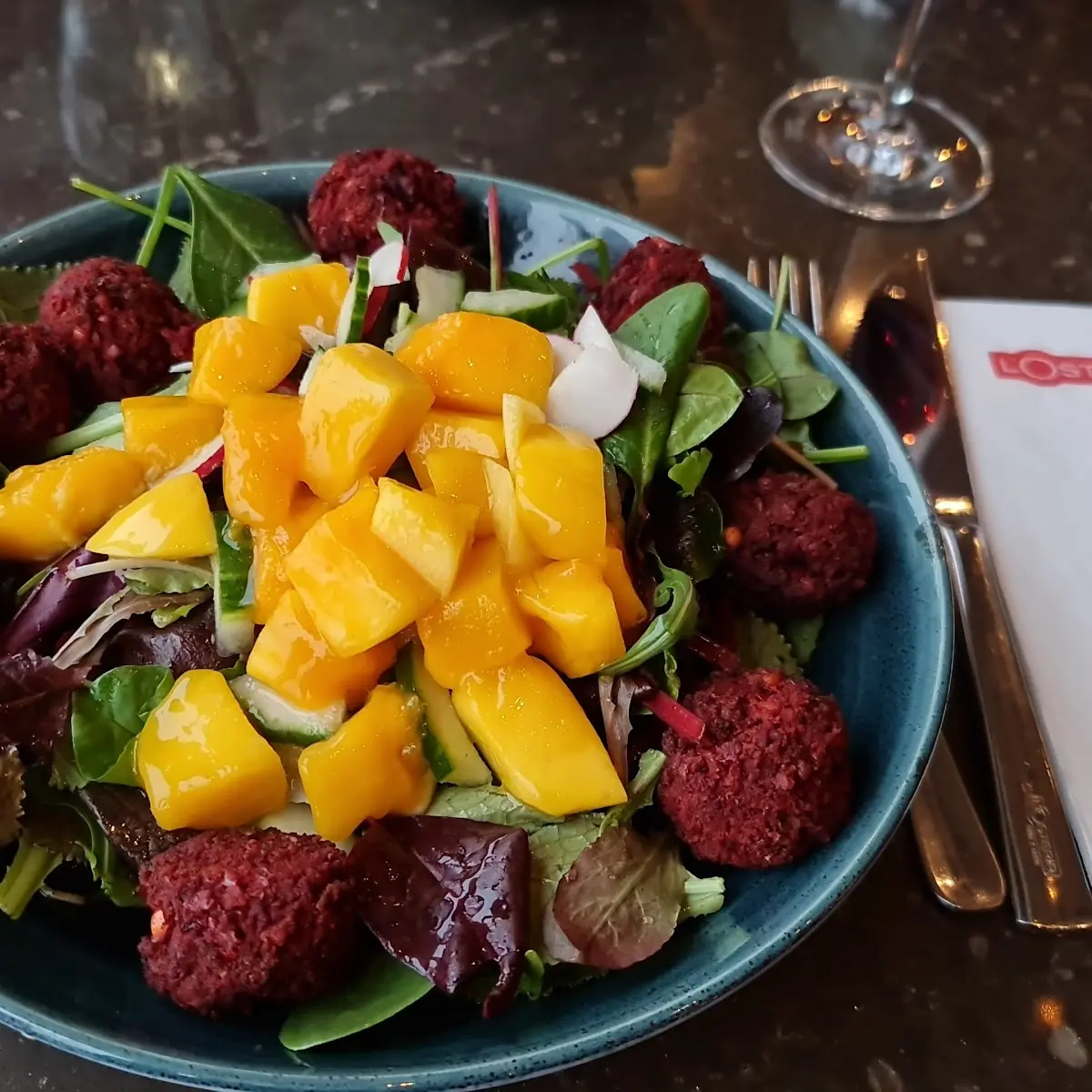 Falafel Mit Rohnen Mango Und Kräutersalat