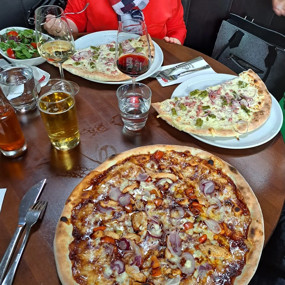 Half Salsiccia Piccante Half BBQ Chicken Pizza U 1 Gem Kl Salat