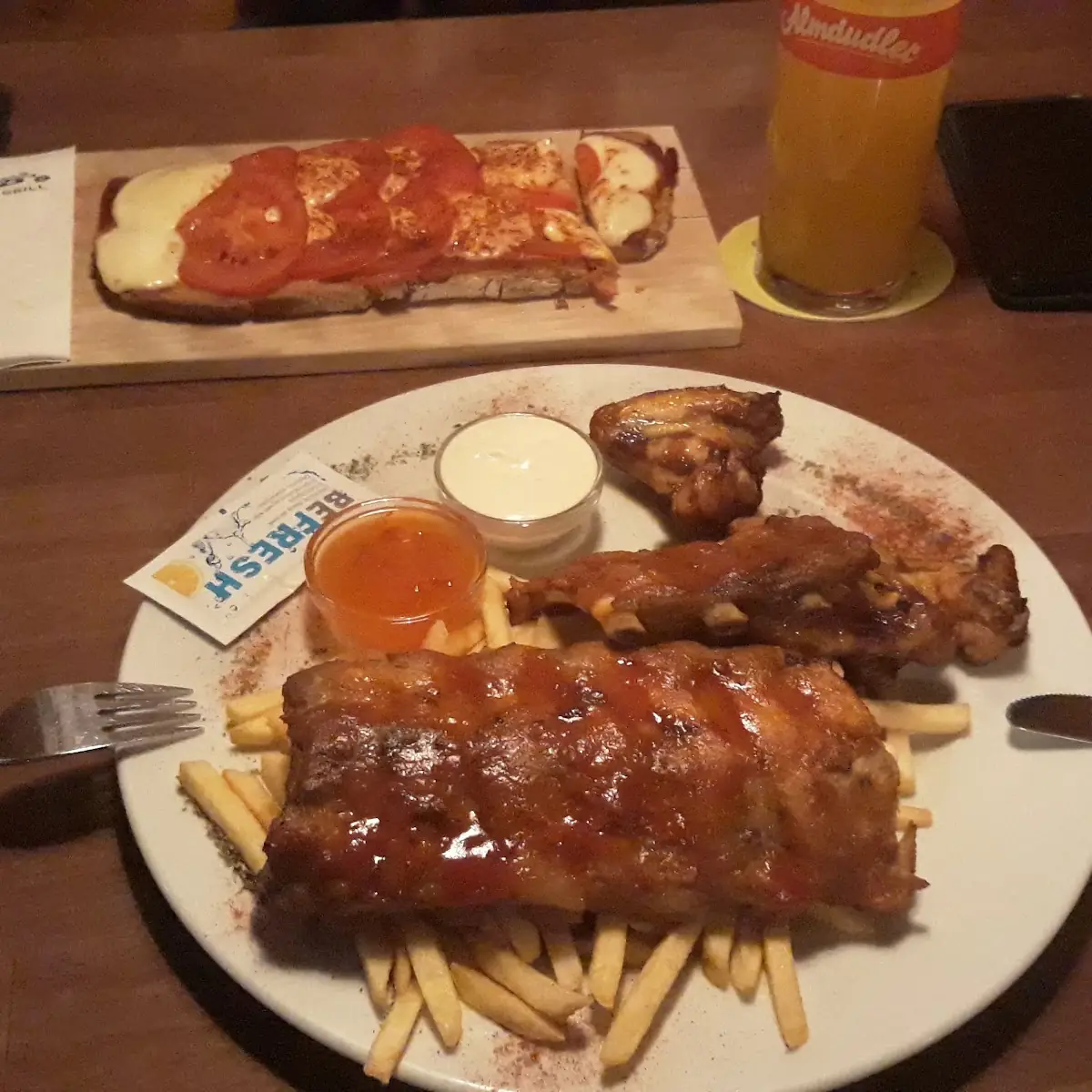 Ripps And Wings Mit Pommes Und