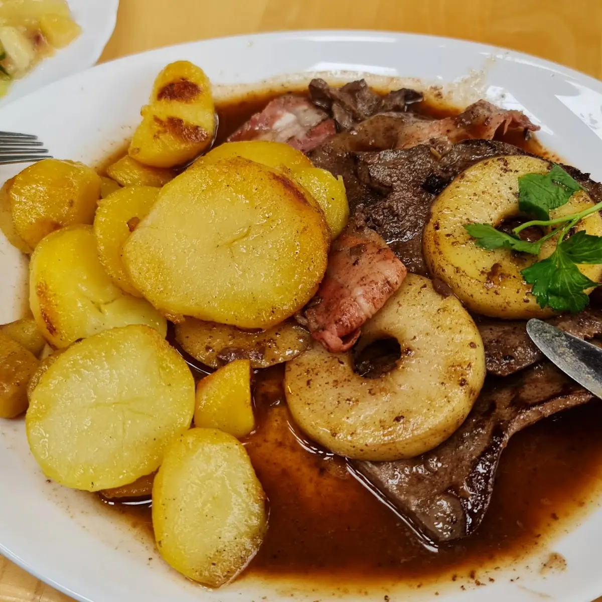 Leber Natur Mit Speck Und Apfelscheiben Und Kartoffeln