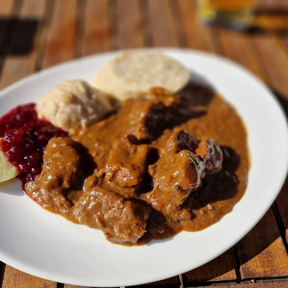 Wildragout Mit Knödeln Und Preiselbeeren